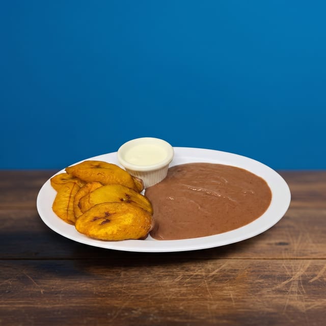 Platano con Frijoles Fritos & Crema.